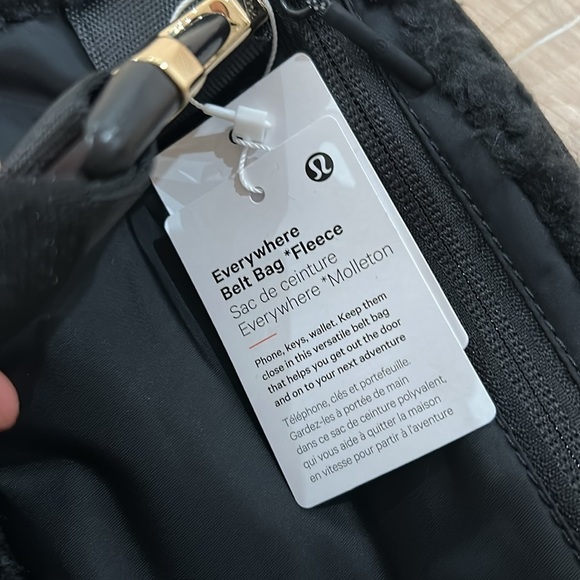 NEW fuzzy fleece sherpa Lululemon lulu belt bag - black with gold - 1 L 1L - Picture 4 of 5